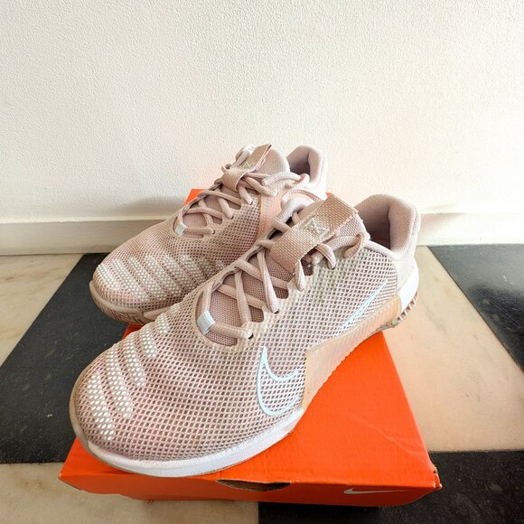 Nike Tennis Sneakers – Size 7 - Picture 1 of 6